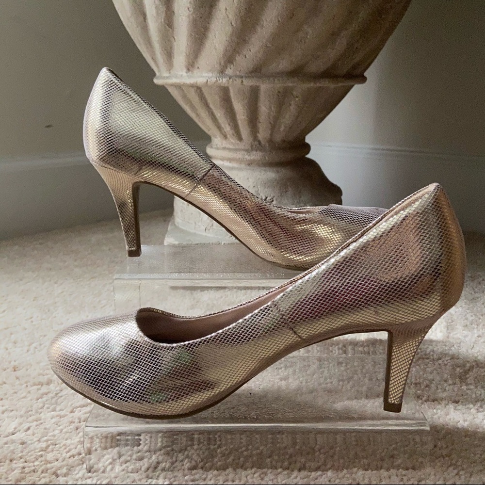 Comfort Plus Prediction gold metallic comfy pumps size 8.5